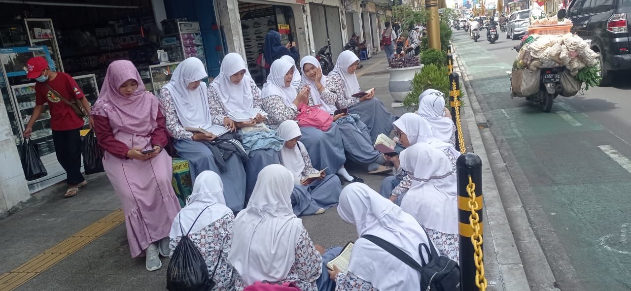 Para pelajar membaca Al Quran di Jalan HZ Mustofa Kota Tasikmalaya.*/kabar-priangan.com/Irman S