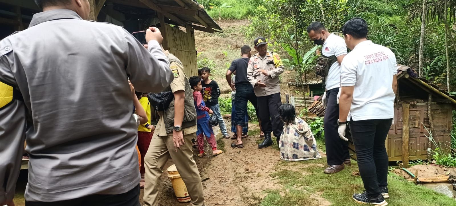 Petugas Gabungan berhasil mengevakuasi OGDJ di Sukabumi  yang Dipasung keluarga karena kerap mengamuk