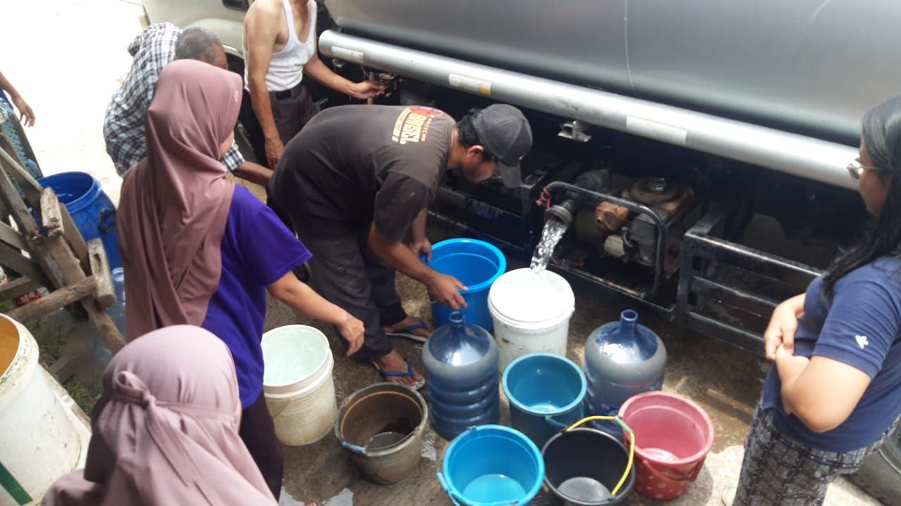 Perumda Air Minum Tirta Raharja ngirim cai beresih ka warga nu keuna balukar caah dèngdèng.*