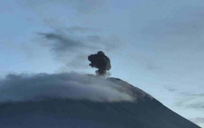 Gunung Ili Lewotolok Erupsi Usai Imsak Hari Keenam Ramadhan, Selasa 28 Maret 2023