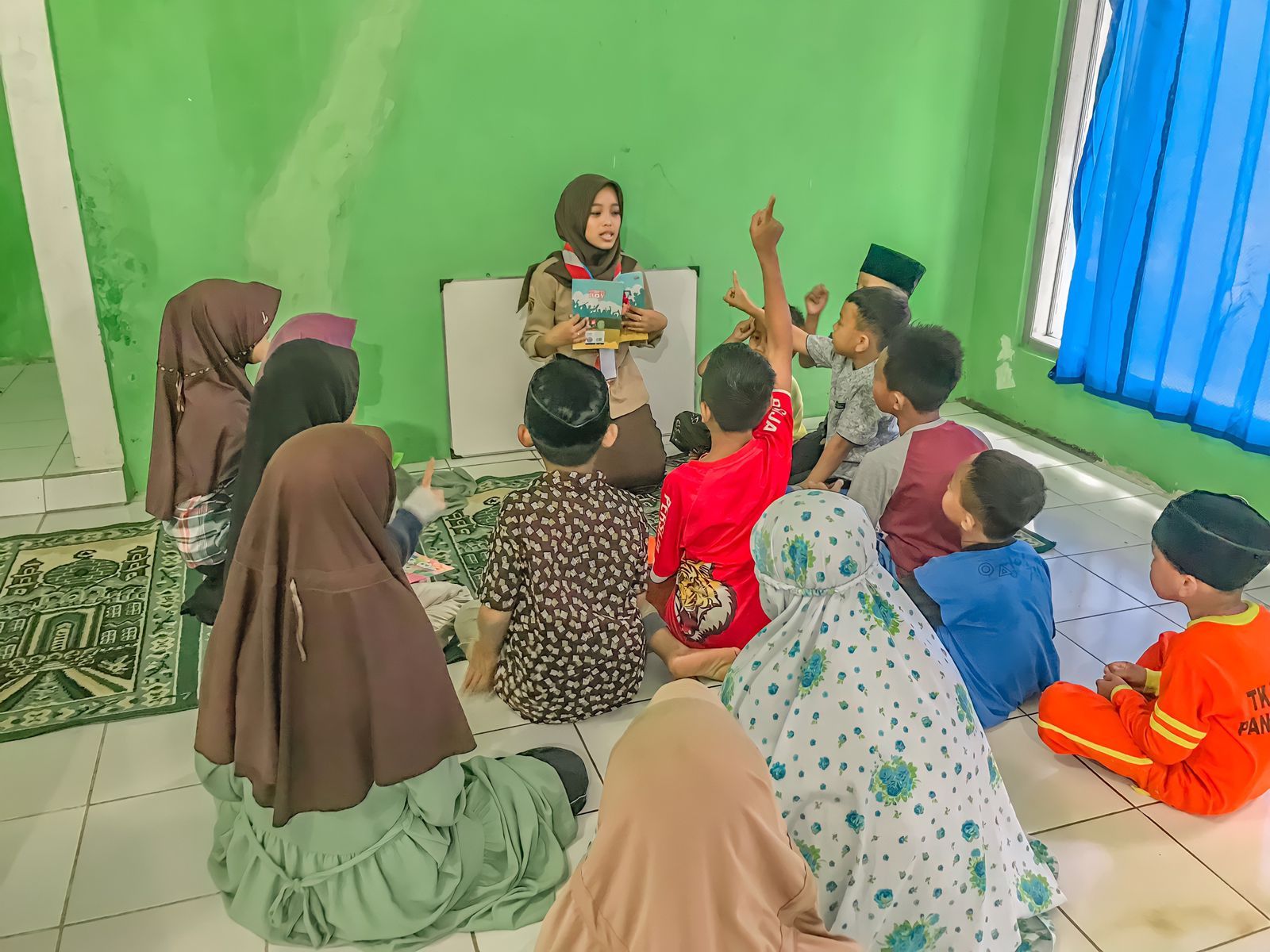 Anggota Pramuka Peduli Kecamatan Purwareja Klampok mengajar ngaji kepada anak-anak dalam program Ramadhan Mulia