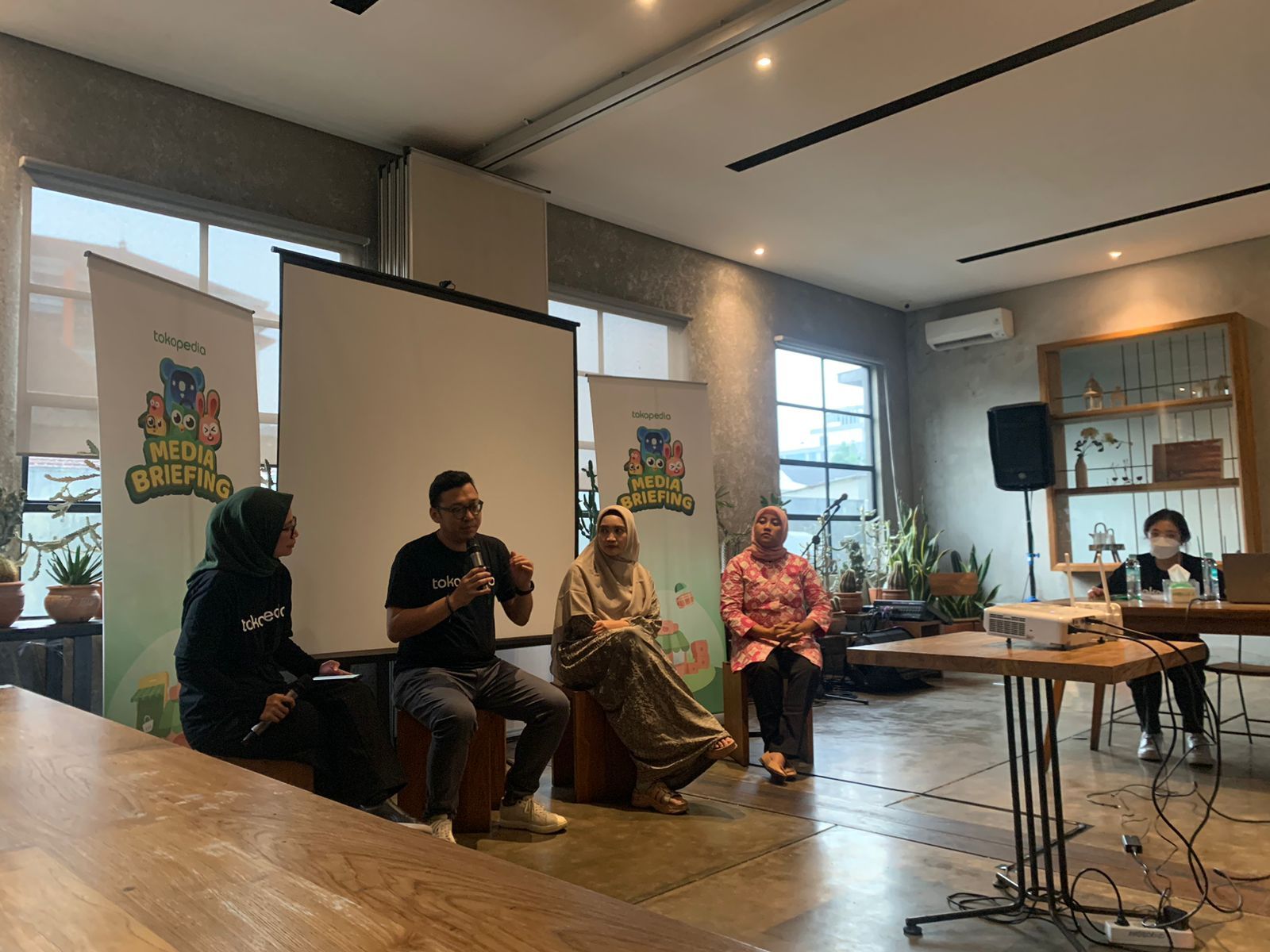 Media gathering Tokopedia dan INDEF di Ambrogio Resto, Kota Bandung, Selasa 28 Maret 2023 yang membahas data peningkatan omzet UMKM di Bandung akibat konten hyperlocal.