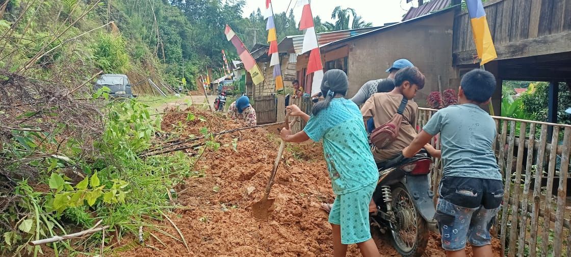 Longsor yang terjadi di Kecamatan Mehalaan, Kabupaten Mamasa, Sulawesi Barat, hampir mengenai rumah warga. (Foto: LintaSulbar)