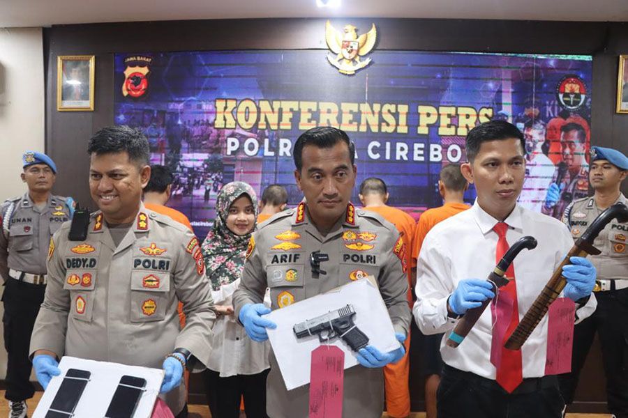 Kapolresta Cirebon Kombes Pol Arif Budiman menunjukan barang bukti yang digunakan perampok usai ditangkap jajarannya, Senin, 27 Maret 2023.