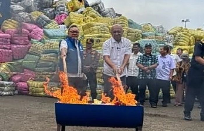 Mendag Zulkifli Hasan bersama Menkop UKM Teten Masduki memusnahakan pakaian bekas impor sebanyak 7.363 bal di Cikarang Jawa Barat, Selasa, 28 Maret 2023.
