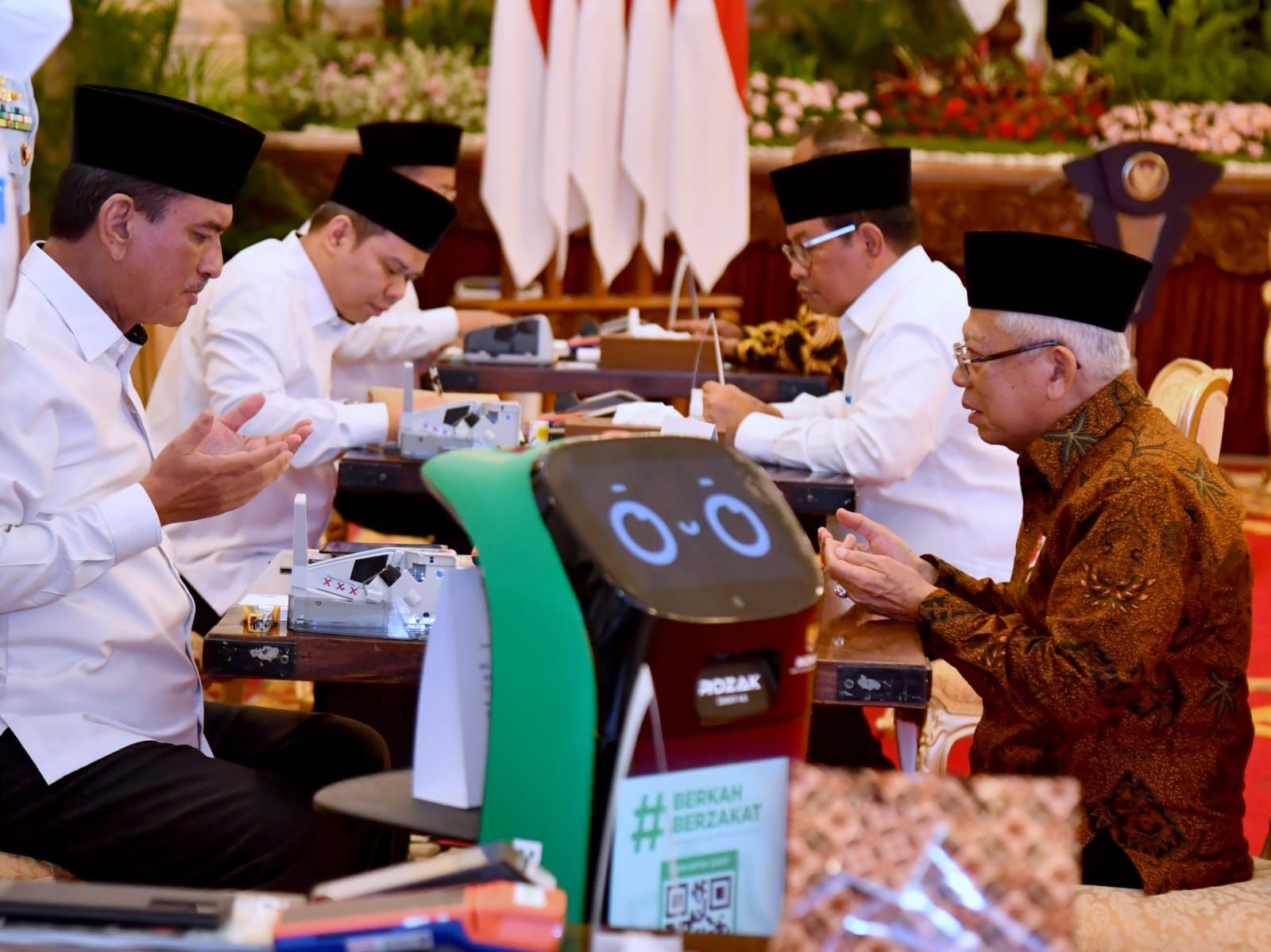 Presiden Joko Widodo, Wakil Presiden dan Para Menteri menyerahkan zakat kepada Badan Amil Zakat Nasional (Baznas) di Istana Negara Jakarta, pada Selasa, 28 Maret 2023.