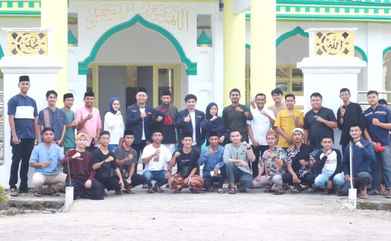 Karang Taruna Boltim serentak berbagi takjil gratis kepada masyarakat yang sedang menjalankan ibadah puasa 