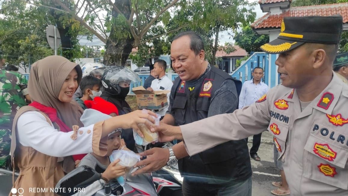 Polsek Tegal Selatan Polres Tegal Kota bersama Kelompok Sadar Keamanan dan Ketertiban Masyarakat (Pokdarkamtibmas) mengelar bakti sosial bagi-bagi takjil