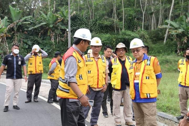 Kepala Dinas PU Kabupaten Sukabumi, Asep Japar saat mendampingi Wakil Bupati Sukabumi Iyos Somantri saat meninjau proyek perbaikan jalan di Sukabumi