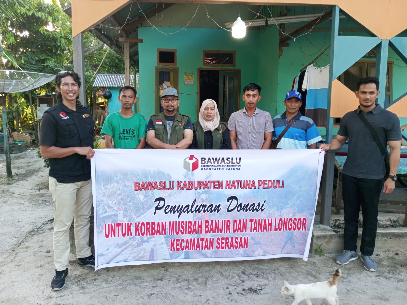 Lindawati saat menyerahkan Donasi di Serasan -f/istimewa
