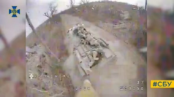 Rekaman dramatis itu menunjukkan, drone Kamikaze diluncurkan untuk membidik BMP yang mengangkut prajurit Kremlin.*  