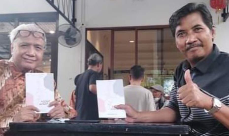 Ketua Umum Satupena Jawa Tengah Gunoto Saparie dan Sekretaris Umum Mohammad Agung Ridlo      