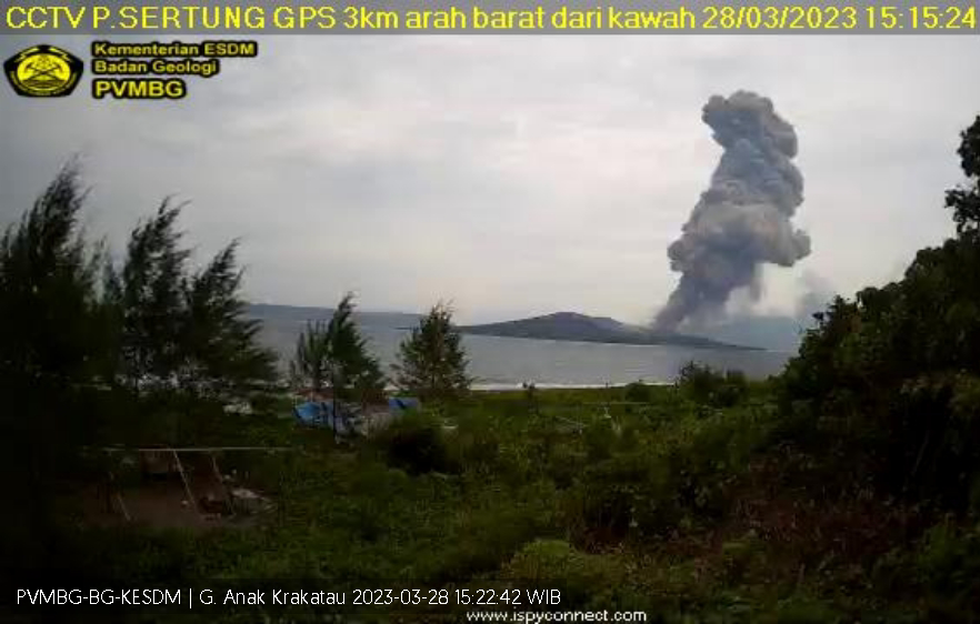 Letusan Gunung Anak Krakatau yang terjadi pada sore ini, Selasa 28 Maret 2023. PVMBG mencatat erupsi Gunung Anak Krakatau sore ini menjadi yang keempat kalinya terjadi pada hari ini.
