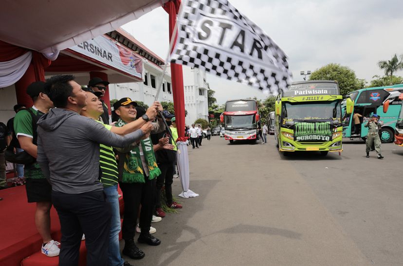 Pemerintah Kota Surabaya Memberangkatkan Rombongan Bonek dalam Gelaran Tret Tet Tet Bertolak Menuju Semarang