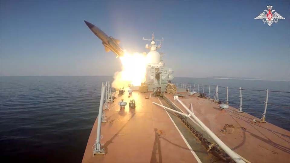 Gambar diam dari video yang dirilis oleh Kementerian Pertahanan Rusia menunjukkan apa yang dikatakan sebagai kapal rudal Armada Pasifik Rusia yang menembakkan rudal jelajah Moskit ke target laut musuh tiruan di perairan Laut Jepang.
