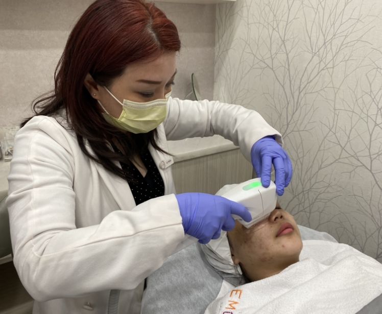Treatment Insta Lifu for Eyes di EMDEE Skin Clinic Bliton Surabaya
