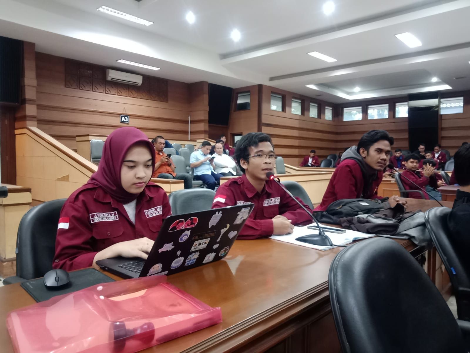 Ketua BEM STMIK Tasikmalaya Fikri Anwar Fadilan saat menyampaikan pendapatnya di rapat paripurna