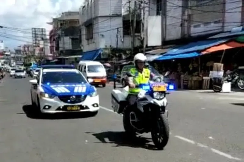 Polres Tasikmalaya Kota tengah melakukan patroli keliling siang untuk menjaga keamanan dan keselamatan di Kota Tasikmalaya, Jawa Barat pada hari Selasa, 27 maret 2023./Yunio Adis/HO/ Humas Polresta Tasikmalaya Kota