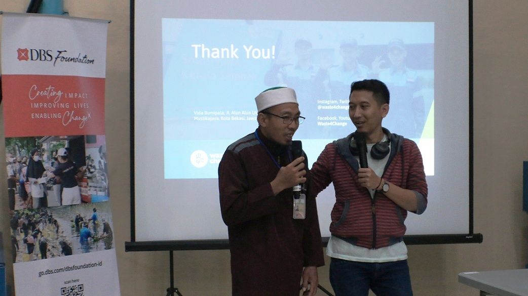 Direktur CV Global Asa dan Mitra Waste4Change Abu Salma serta Founder & CEO Waste4Change Bijaksana Junerosano berbincang pada acara kunjungan ke fasilitas Waste4Change di Bekasi, Selasa (21/3/2023).