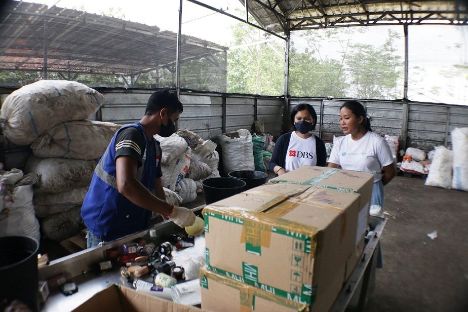 Head of Group Strategic Marketing & Communications PT Bank DBS Indonesia Mona Monika bersama Partnership Management Lead Waste4Change Yoan Oktaviani mengunjungi fasilitas Waste4Change di Bekasi, Selasa (21/3/2023).