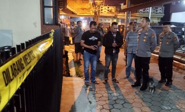  Kapolres Bandung Kombes Pol Kusworo Wibowo meninjau rumah mantan Presiden KY Jaja Ahmad Jayus di kompleks GBA Kabupaten Bandung, Jawa Barat, Selasa 28 Maret 2023. 