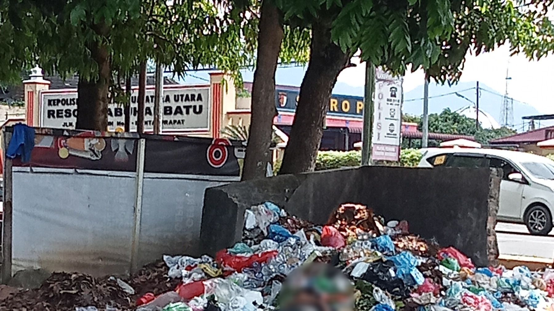 Tumpukan sampah yang mengeluarkan bau dilokasi lapangan Ika Bina depan Mapolres Labuhanbatu dikeluhkan warga.