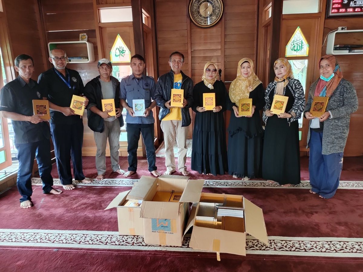 General Affair Pikiran Rakyat, Iman Rasiman (kedua kiri) berfoto bersama para Muwakif dan penerima Wakaf Al Quran pada tahun 2023 di Masjid Al Hikmah Pikiran Rakyat, Selasa 28 Maret 2023