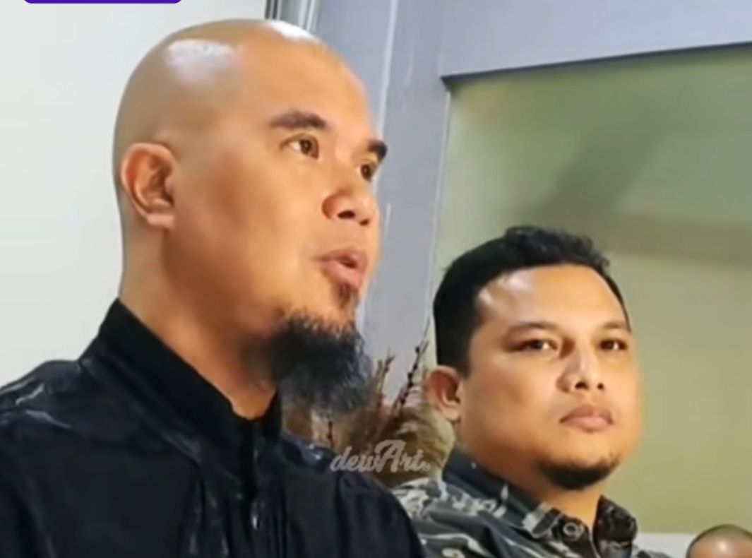 Ahmad Dhani kiri pada sesi konferensi pers konser 