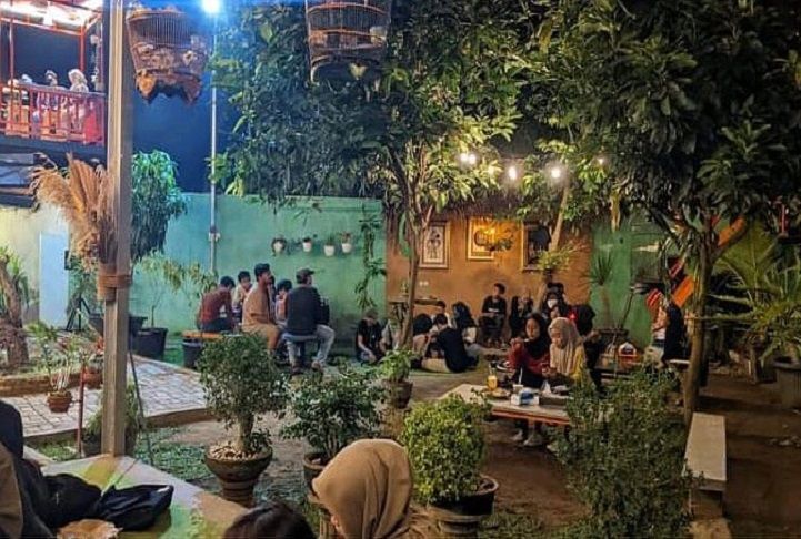 Suasana malam di Kedai Atas Sawah, salah satu tempat bukber di Serang Banten. 