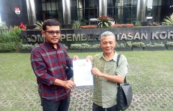 Jaringan bisnis luar biasa milik Rafael Alun Trisambodo (RAT) dilaporkan Sekretaris Indonesian Audit Watch (IAW) Iskandar Sitorus (kanan) dan Ketua Dewan PImpinan Nasional Forum Masyarakat Pemantau Negara (DPN Formapera) Teuku Yudhistira, ke Komisi Pemberantasan Korupsi (KPK), Selasa, 28 Maret 2023.