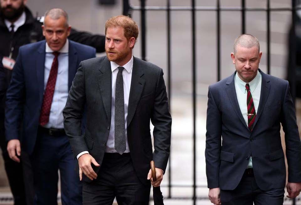 Pangeran Harry, Duke of Sussex dari Inggris berjalan di luar Pengadilan Tinggi di London, Inggris, 28 Maret 2023.