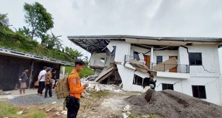 Kondisi bangunan rusak akibat pergeseran tanah di Desa Wargajaya, Kecamatan Sukamakmur, Kabupaten Bogor, Jawa Barat./Antara/HO-BPBD Kabupaten Bogor