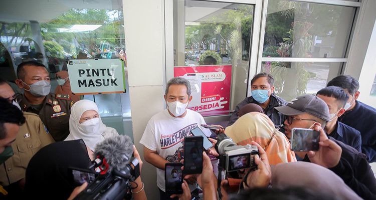 Wali Kota Bandung Yana Mulyanan saat memberikan keterangan seusai menjenguk korban robohnya reklame Selasa, 28 Maret 2023.