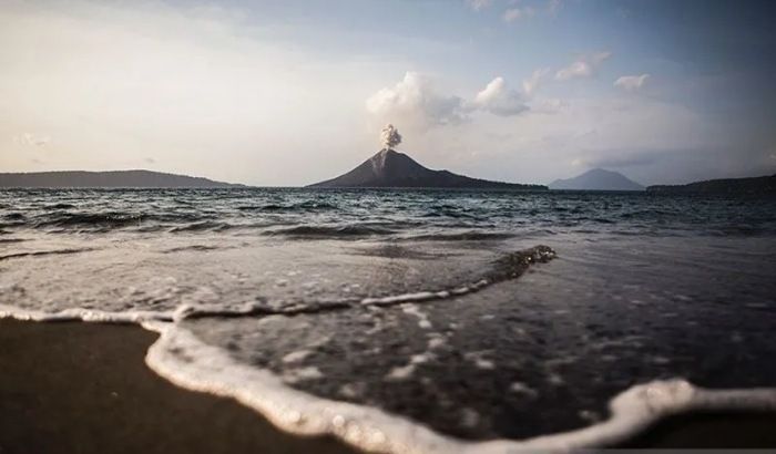Arsip - Gunung Anak Krakatau yang mengeluarkan material vulkanik terlihat dari kawasan Kalianda, Lampung Selatan. (ANTARA FOTO/Atet Dwi Pramadia/wpa/ama/pri)