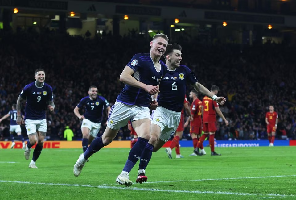 Selebrasi Scott McTominay usai mencetak gol keduanya ke gawang Spanyol