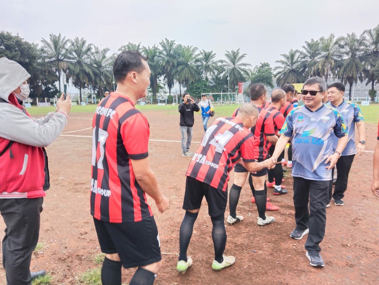 Bupati Garut Rudy Gunawan melakukan tendangan bola pertama menandai pembukaan turnamen sepak bola usia 40 tahun Bupati Garut 2023.