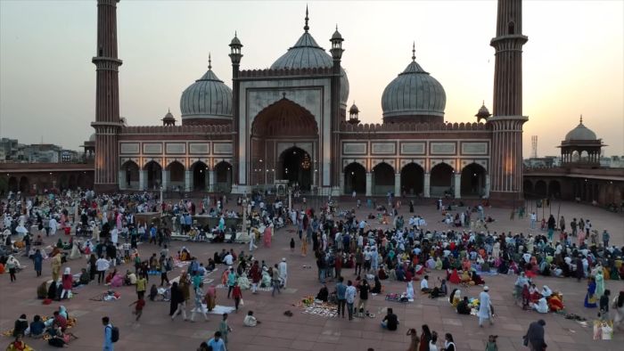 Tradisi Ramadhan di Old Delhi India, dimana umat muslim berbuka puasa bersama di salah satu masjid terbesar di India yaitu Masjid Jama.