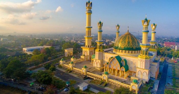 Masjid Hubbul Wathan Islamic Center Provinsi NTB - Jadwal imsak dan buka puasa di Kabupaten Lombok Timur, Lombok Utara, dan Sumbawa pada Kamis, 30 Maret 2023./