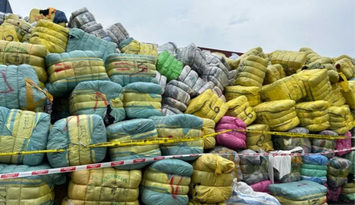 Pakaian bekas impor yang siap dimusnahkan di Tempat Penimbunan Pabean (TPP) Dirjen Bea Cukai di Cikarang, Jawa Barat, Selasa, 28 Maret 2023.