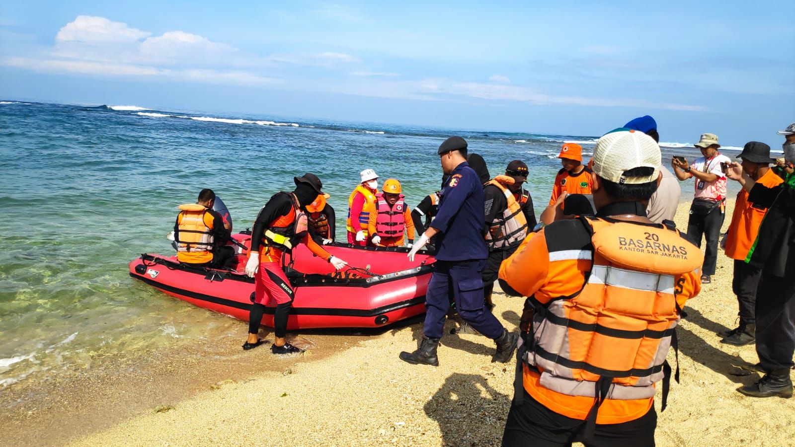 Proses evakuasi korban tenggelam asal kabupaten Bogor di Pantai Pasir Putih Pangumbahan Kabupaten Sukabumi.