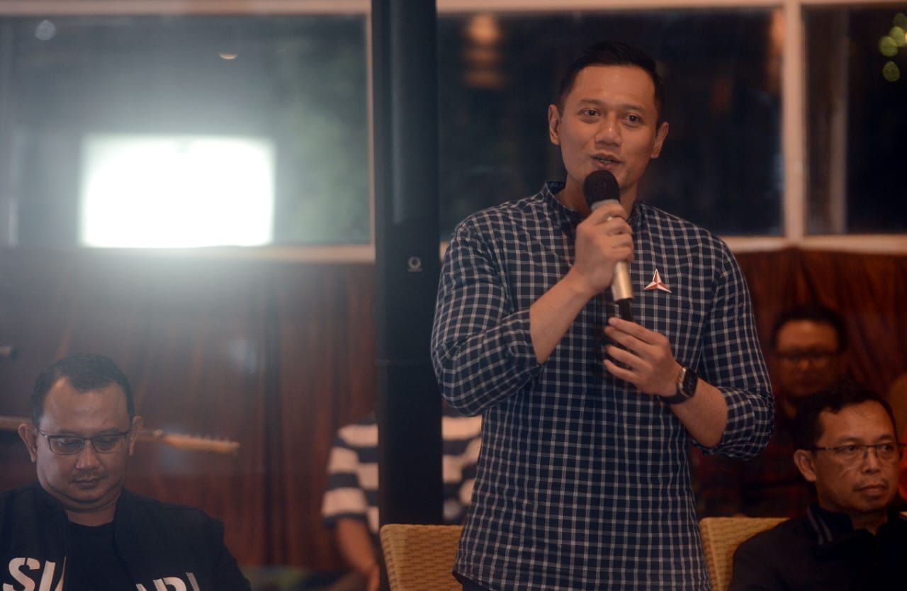 KETUA Umum Partai Demokrat Agus Harimurti Yudhoyono berdialog dengan kelompok milenial saat Safari Ramadan di Kafe Pawon Pitoe, Jalan Bungur, Kota Bandung, Selasa 28 Maret 2023 malam
