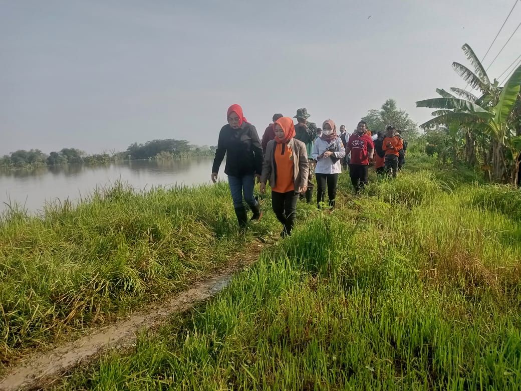 Bupati Grobogan Sri Sumarni bersama Kepala BPBD Grobogan, Endang Sulistyoningsih saat memantau tanggul Sungai Tuntang di Tinanding, Kecamatan Godong yang tengah ditambal oleh tim relawan.