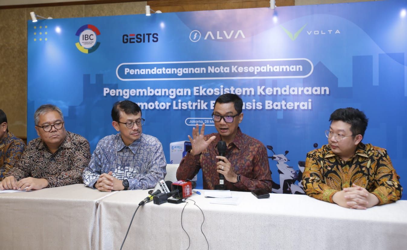 Direktur Utama PLN Darmawan Prasodjo sedang memberi penjelasan