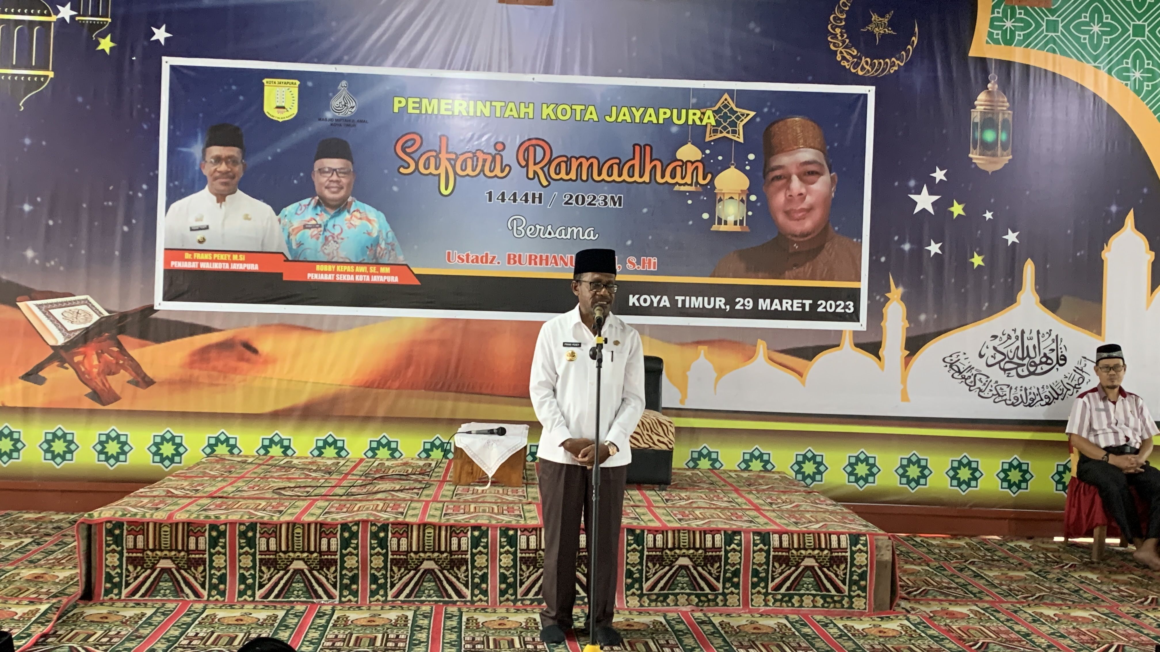 Momen Pj Walikota Jayapura saat memberikan sambutan dalam kegiatan Safari Ramadhan Pemerintah Kota Jayapura, di Masjid Miftahul Amal Koya Timur