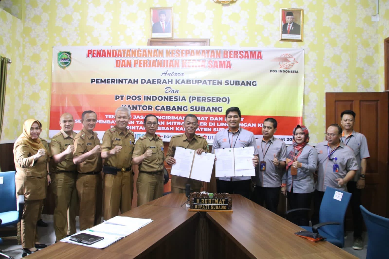 Penanda-tanganan MoU Bupati Subang H.Ruhimat mewakili Pemkab Subang dengan PT Pos Indonesia oleh Arif Ilman Yusra.