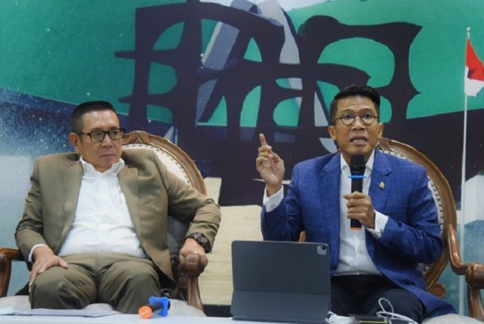 Anggota Komisi XI DPR RI, Mukhamad Misbakhun (kanan) berdialog di Forum Legislasi berjudul ‘Menakar Efektivitas Kinerja Satgas BLBI’ digelar di Kompleks Parlemen, Senayan, Jakarta, Selasa 28 Maret 2023. 