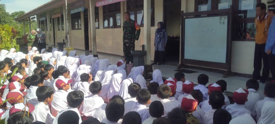 Babinsa Mojotengah lakukan sosialisasi bahaya bermain petasan, menerbangkan balon udara tanpa awak secara liar dan perang sarung pada siswa SDN 2 Deroduwur, Mojotengah, Wonosobo
