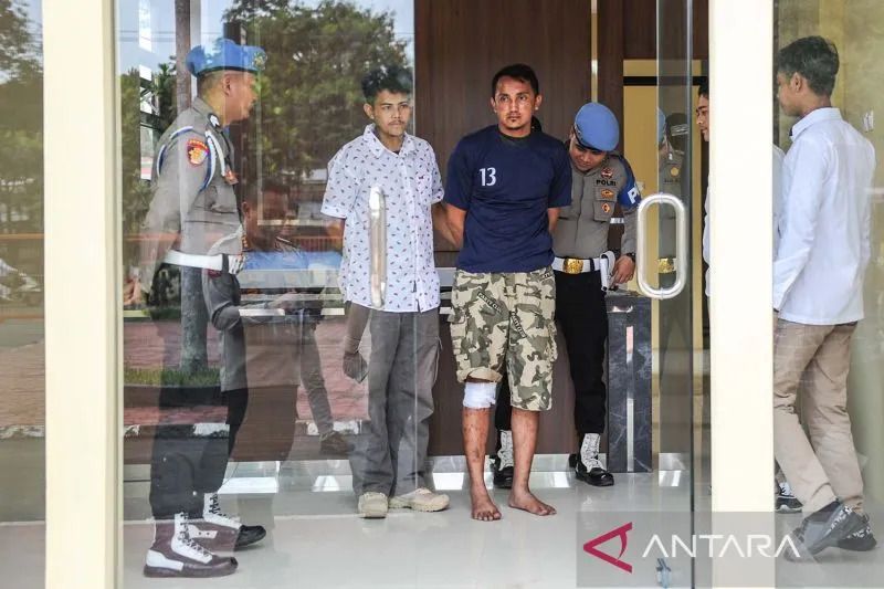Polisi menggiring tersangka kasus pembacokan mantan Ketua Komisi Yudisial Jaja Ahmad Jayus, Adt (ketiga kiri), di Polresta Bandung, Soreang, Kabupaten Bandung, Jawa Barat, Rabu  29 Maret 2023
