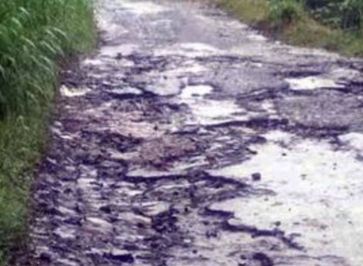Kondisi jalan rusak jalur lintas Desa Sirnajaya dengan Gununghalu KBB.