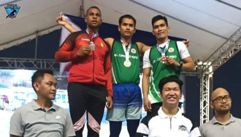 Agustinus Ngamar Mahuze (jaket merah), menerima medali perak di ajang Kejuaraan Atletik di Filipina.